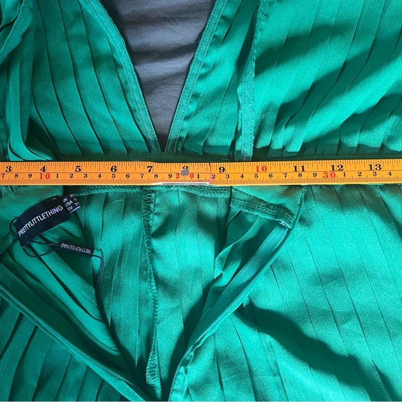 🎁 PrettyLittleThing Green Pleated Long Sleeve Deep V Romper NWOT Womens US 6 SM - Picture 4 of 4